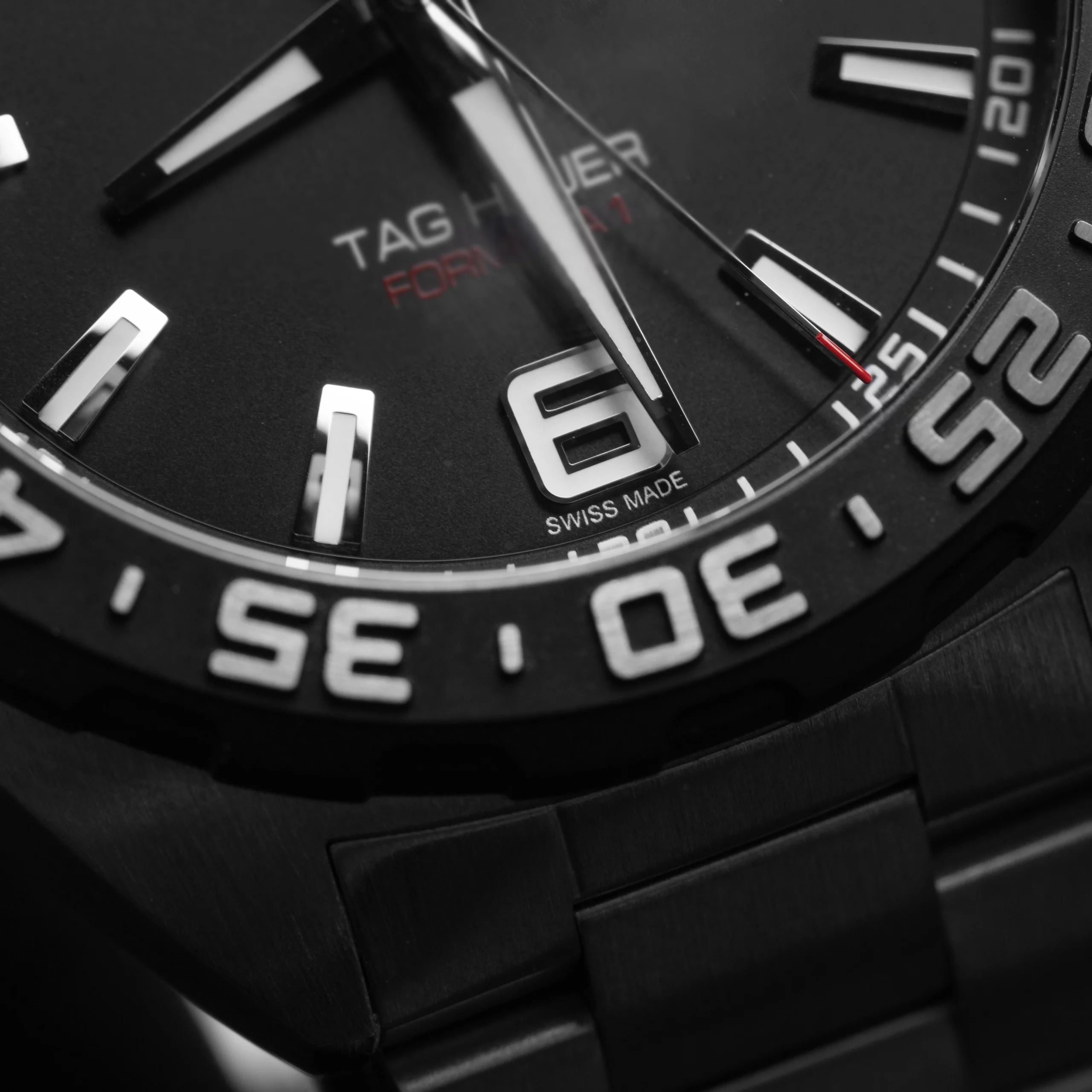 TAG Heuer ブラック腕時計 ステンレス タグ・ホイヤー カレラを讃え、グラスを掲げて| TAG Heuer Official